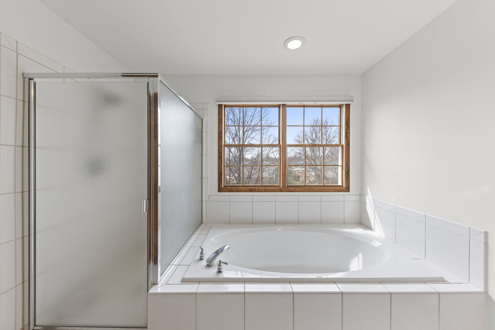 302 Roscommon Court, Glen Ellyn, IL 60137