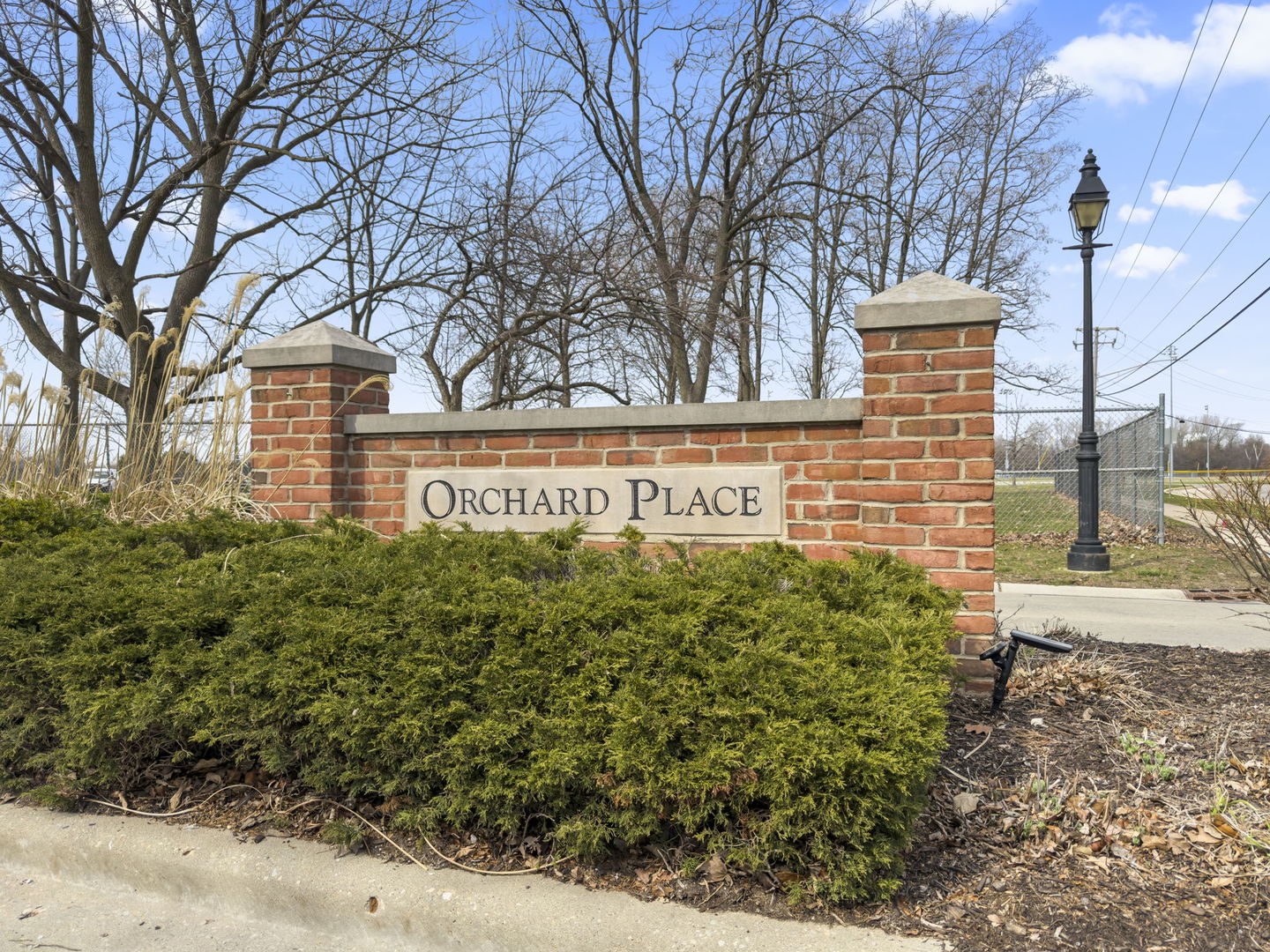 302 Roscommon Court, Glen Ellyn, IL 60137