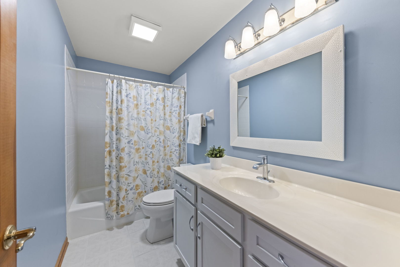 302 Roscommon Court, Glen Ellyn, IL 60137