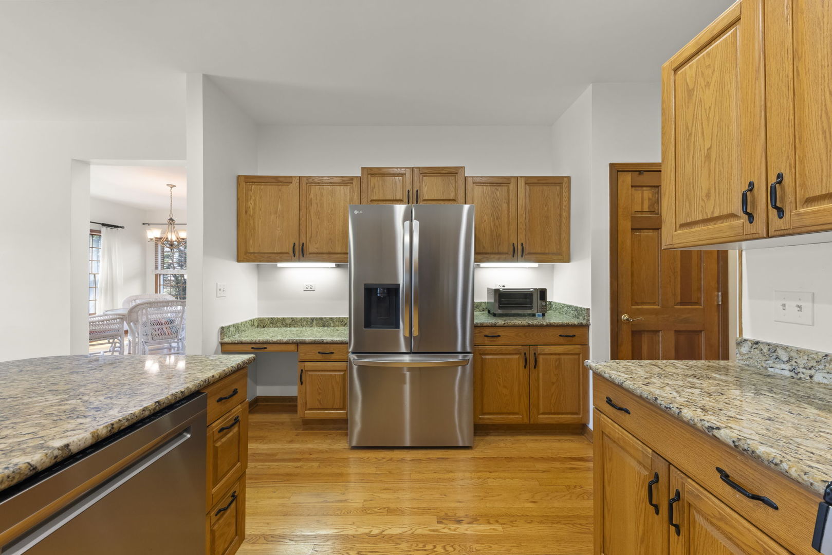 302 Roscommon Court, Glen Ellyn, IL 60137