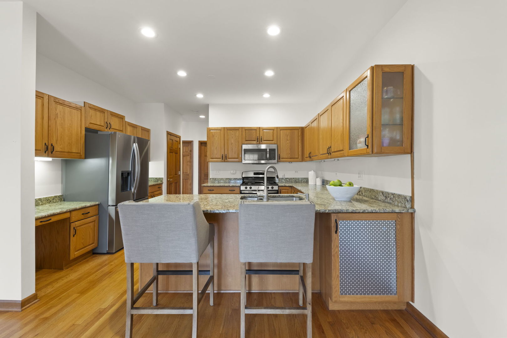 302 Roscommon Court, Glen Ellyn, IL 60137