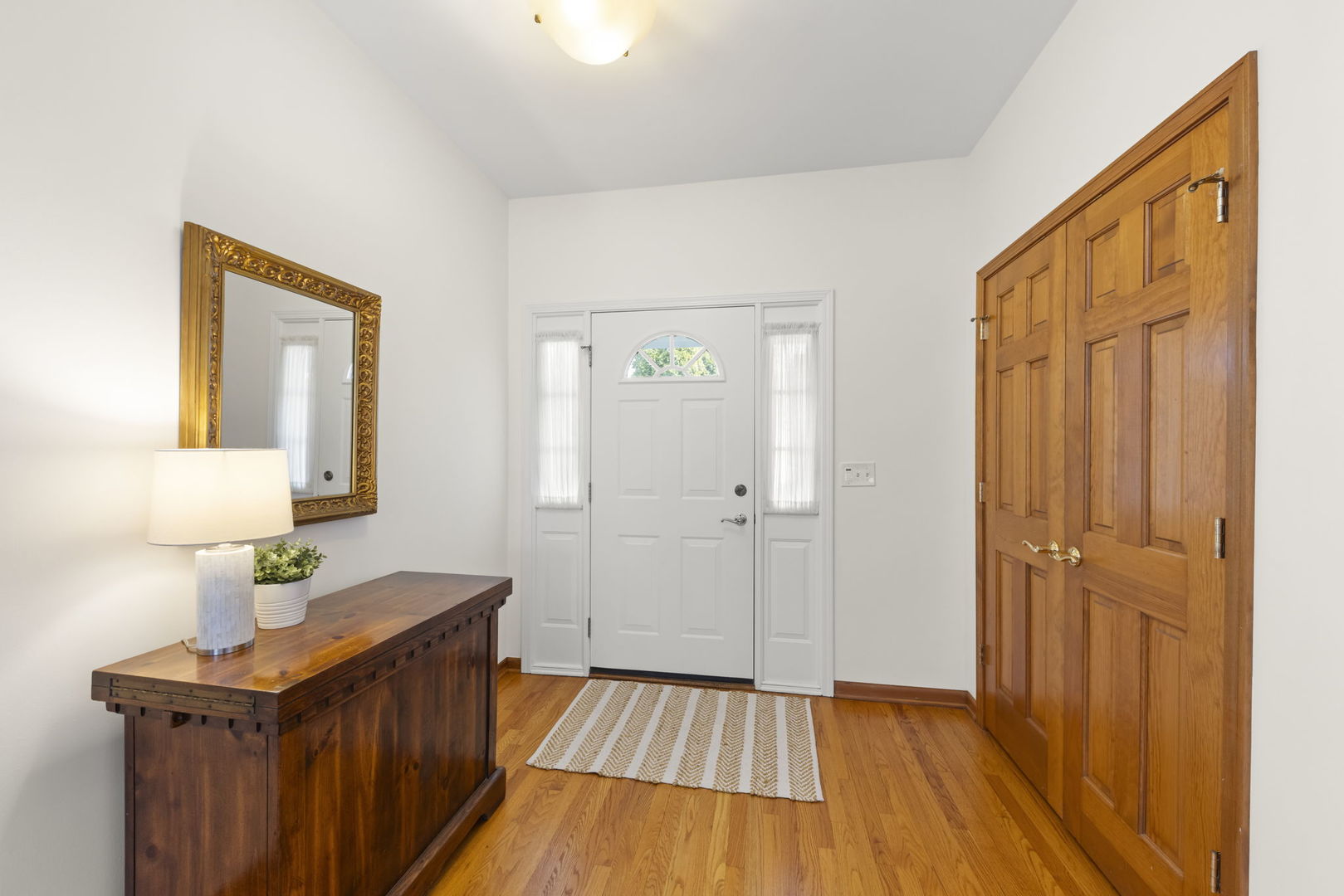 302 Roscommon Court, Glen Ellyn, IL 60137