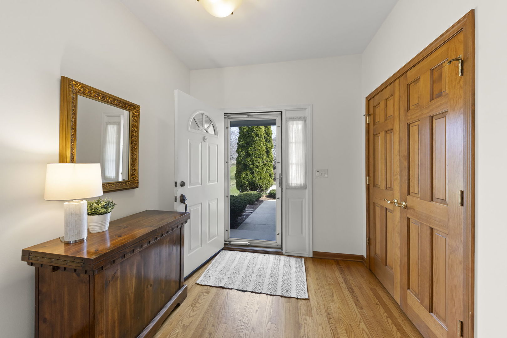 302 Roscommon Court, Glen Ellyn, IL 60137