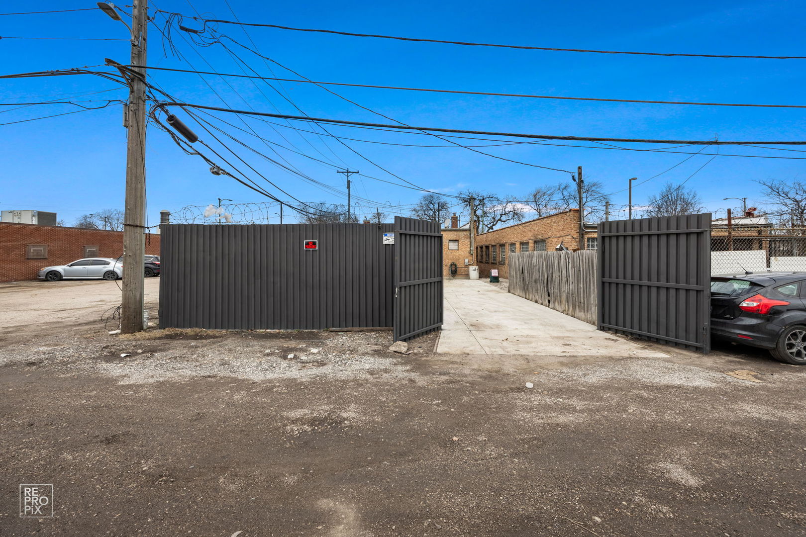 3327 W Columbus Avenue, Chicago, IL 60652