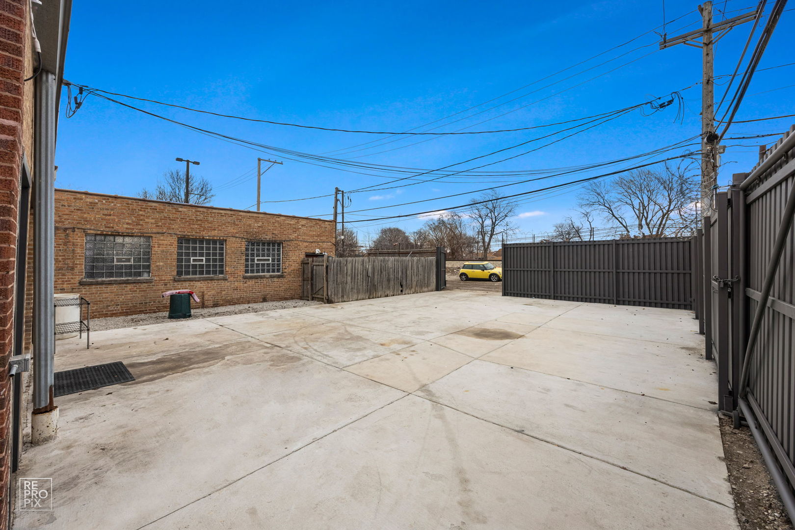 3327 W Columbus Avenue, Chicago, IL 60652