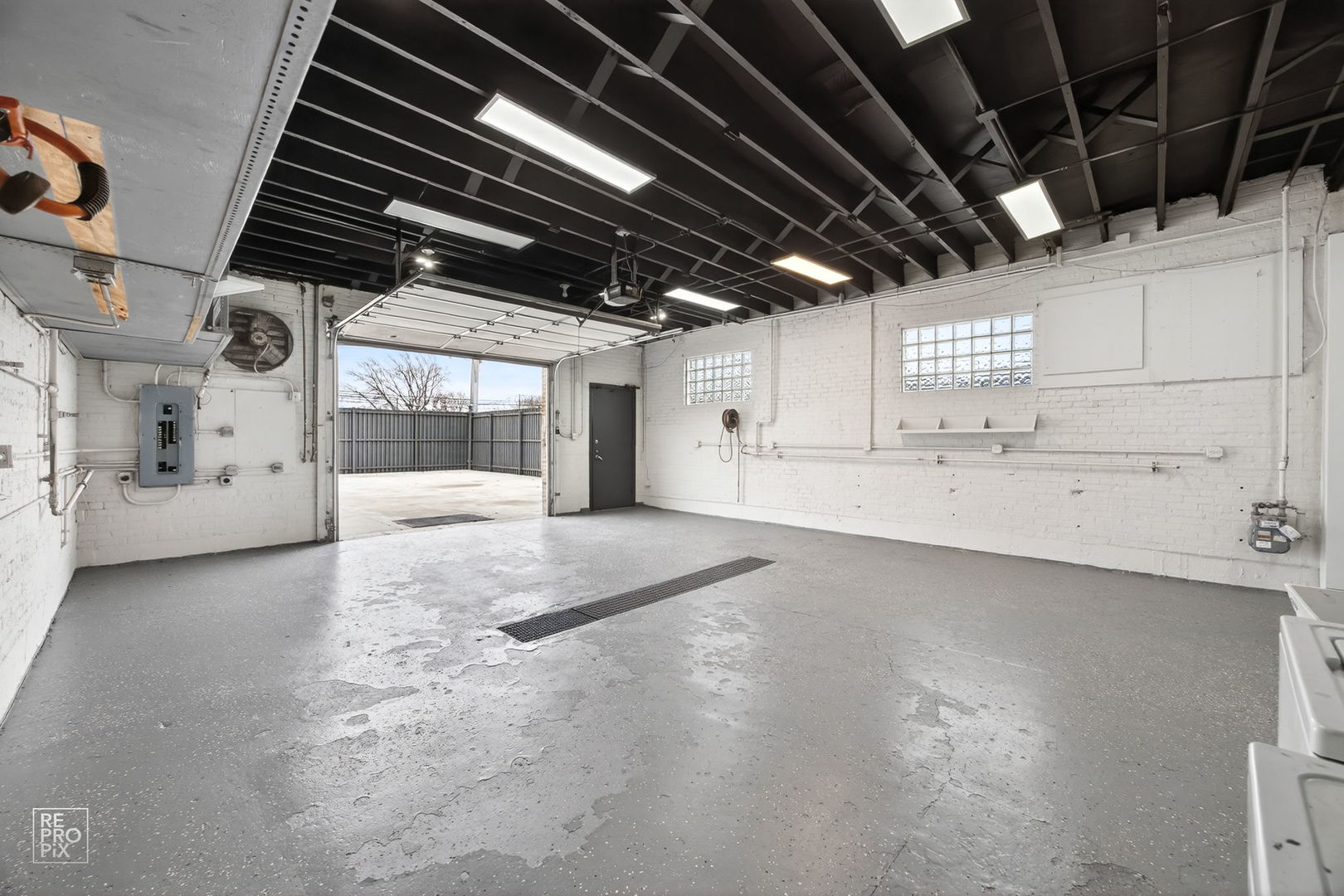 3327 W Columbus Avenue, Chicago, IL 60652