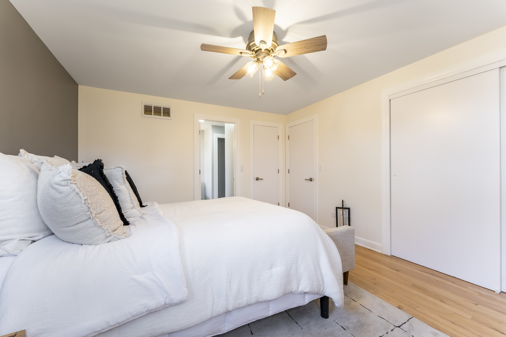 2205 Country Knoll Lane, Elgin, IL 60123