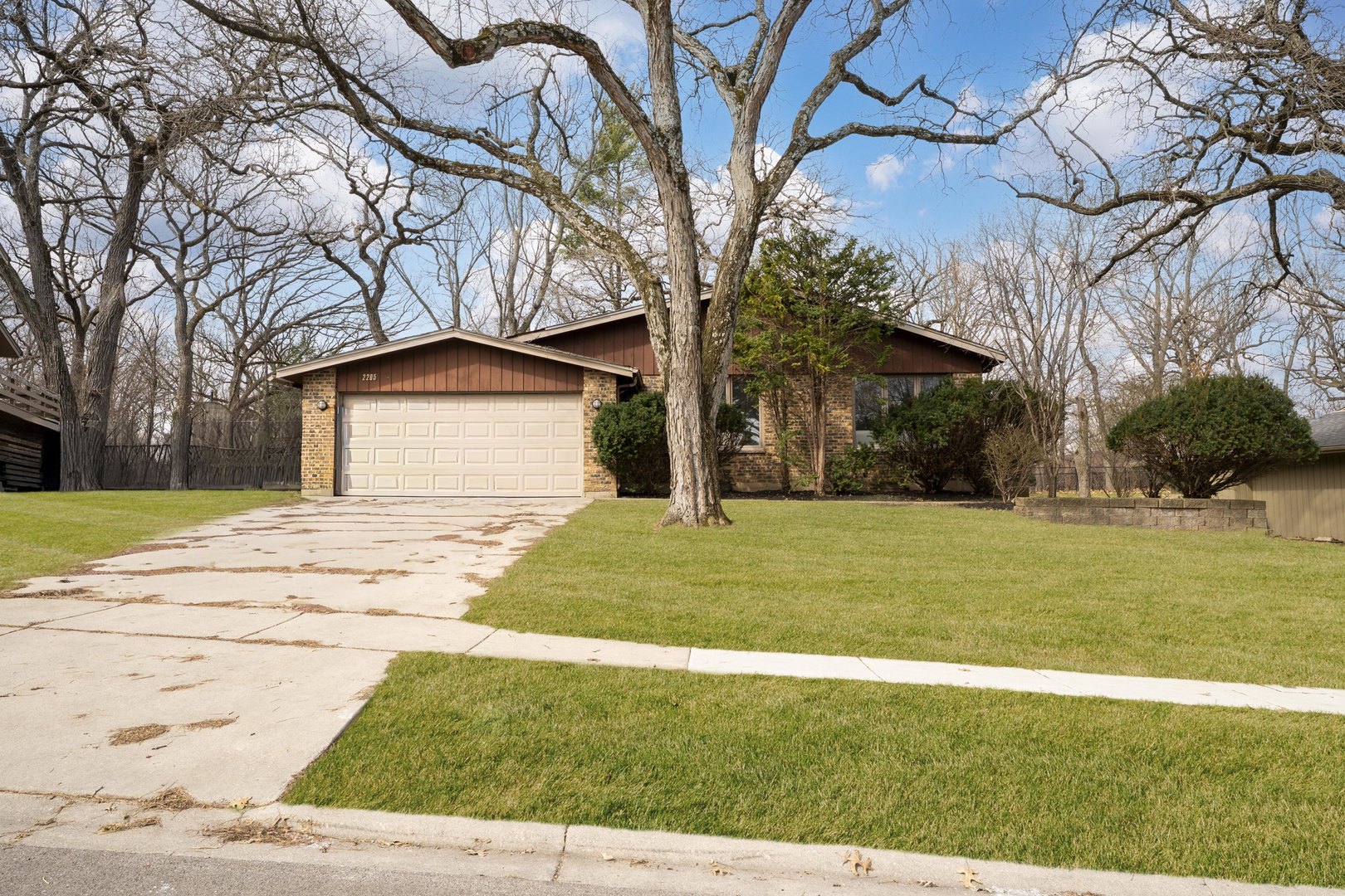 2205 Country Knoll Lane, Elgin, IL 60123
