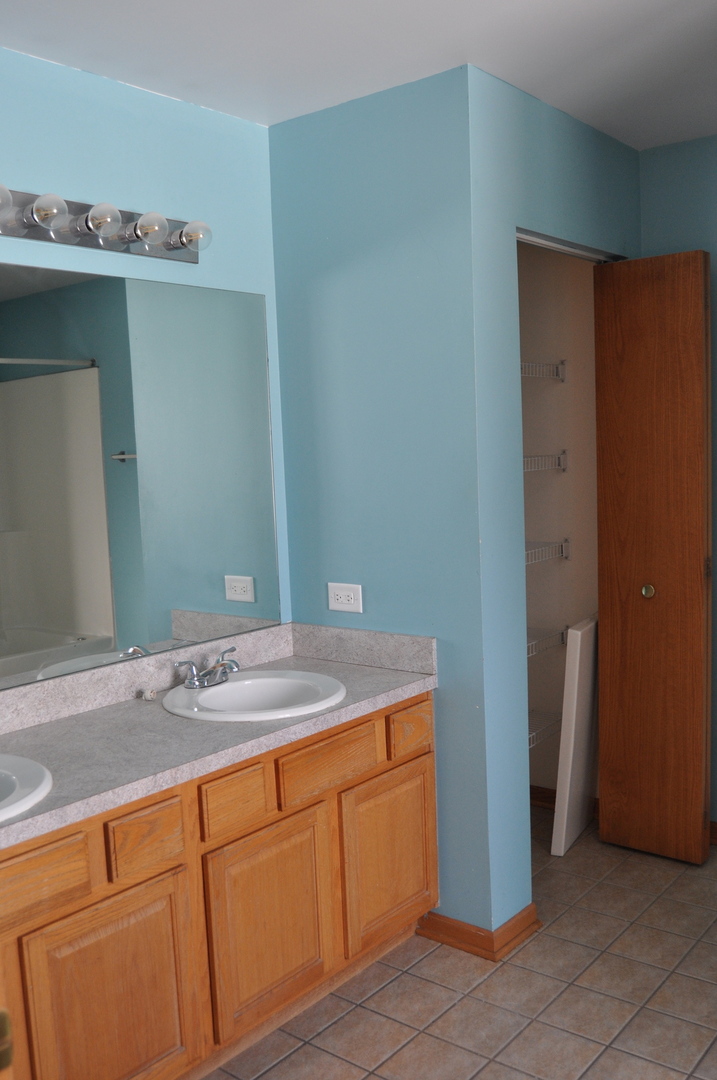 900 Shorewood Drive, Shorewood, IL 60404