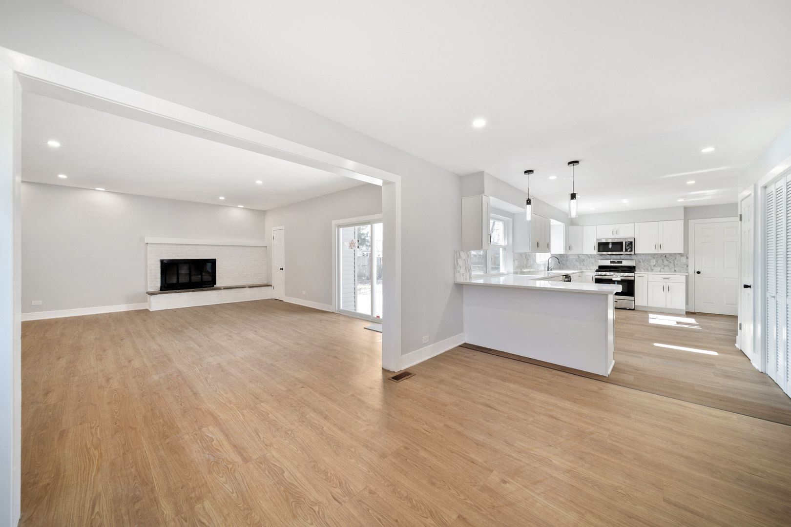 99 Essex Road, Elk Grove Village, IL 60007