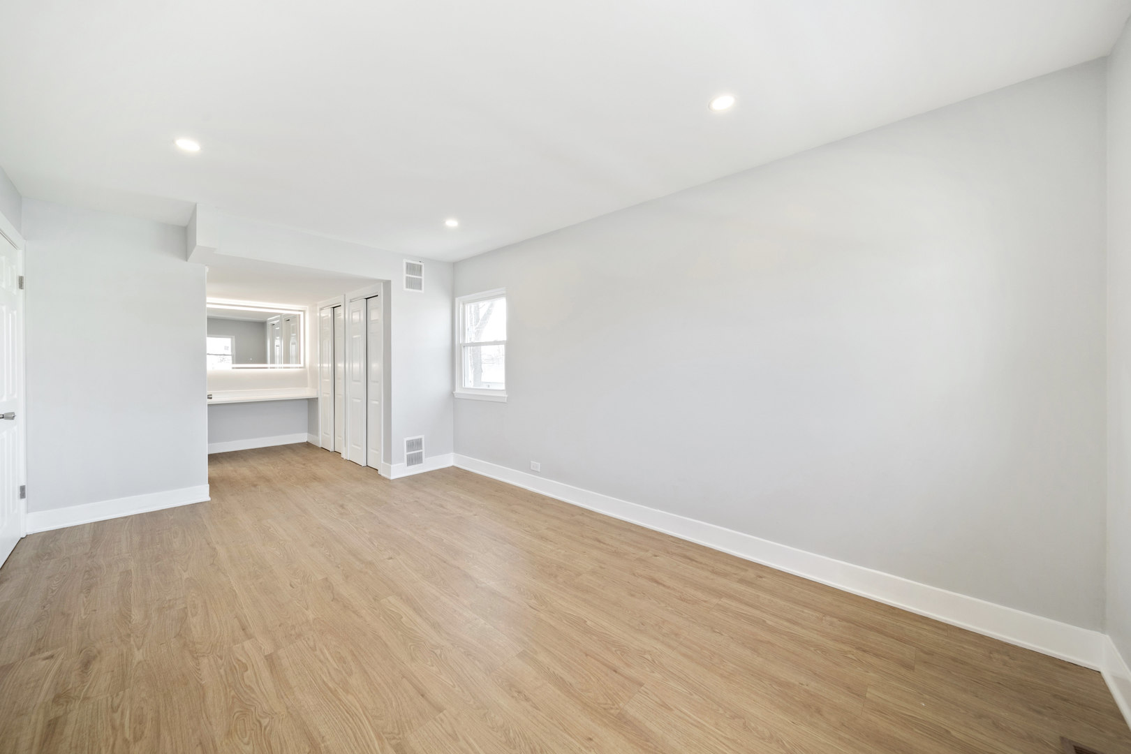 99 Essex Road, Elk Grove Village, IL 60007