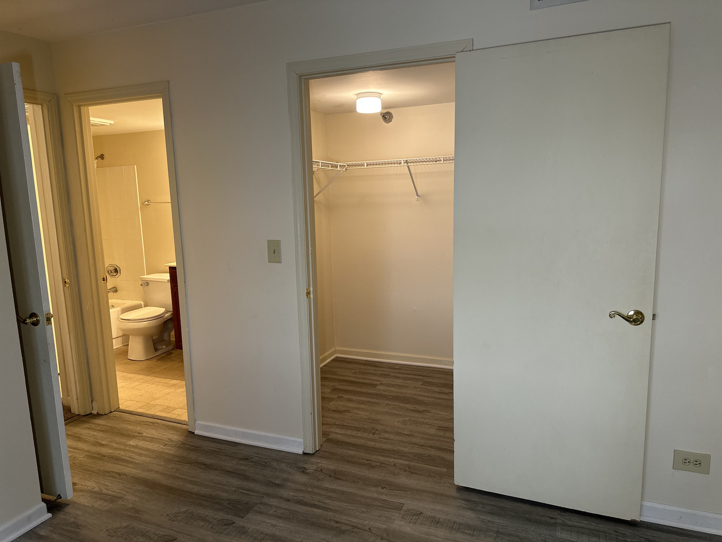 214 Glengarry Drive #201, Bloomingdale, IL 60108