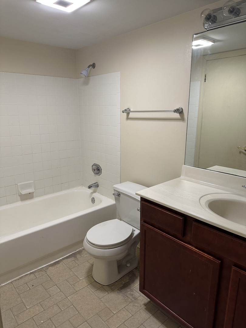 214 Glengarry Drive #201, Bloomingdale, IL 60108