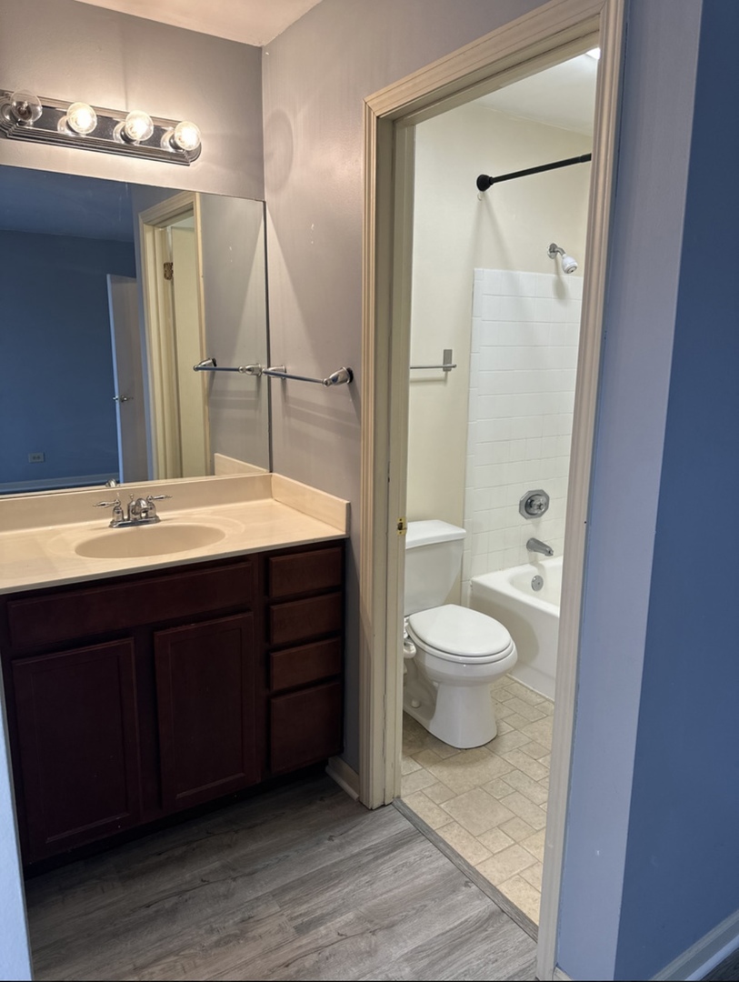 214 Glengarry Drive #201, Bloomingdale, IL 60108