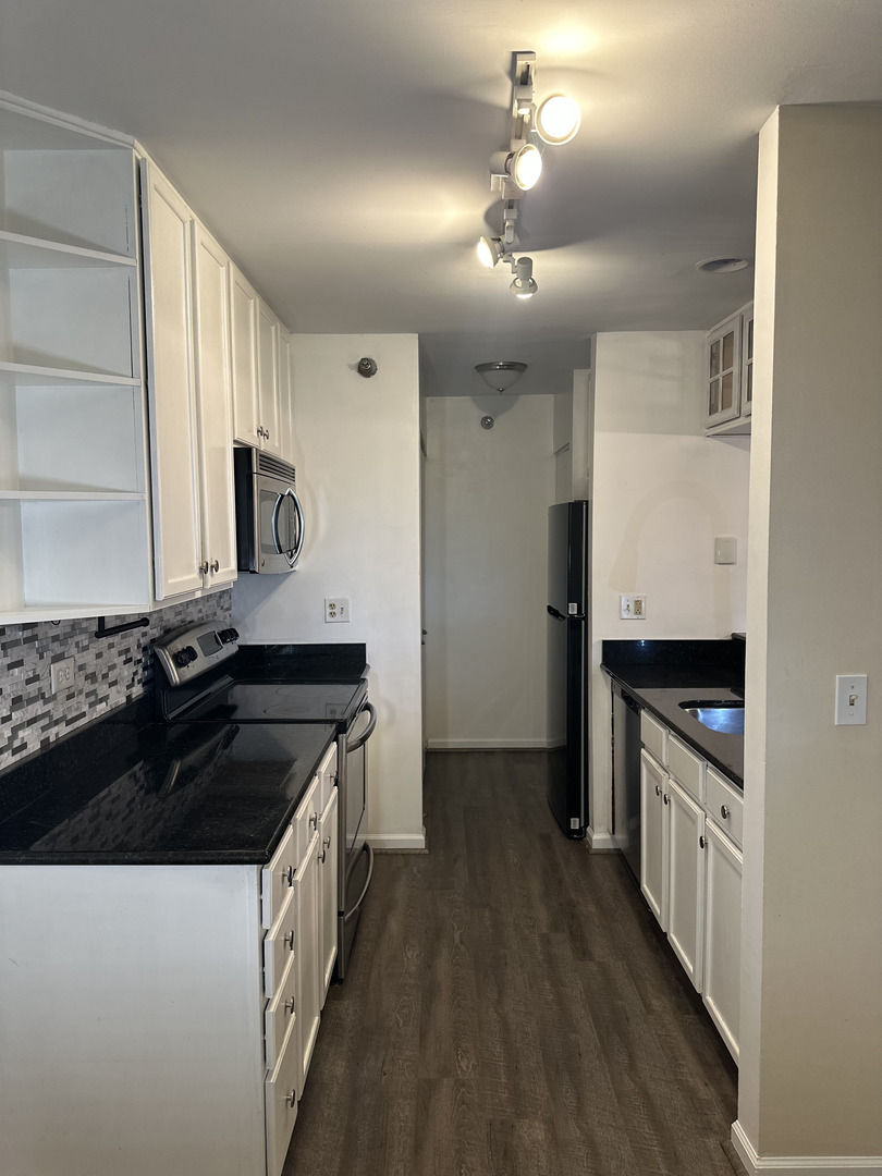 214 Glengarry Drive #201, Bloomingdale, IL 60108