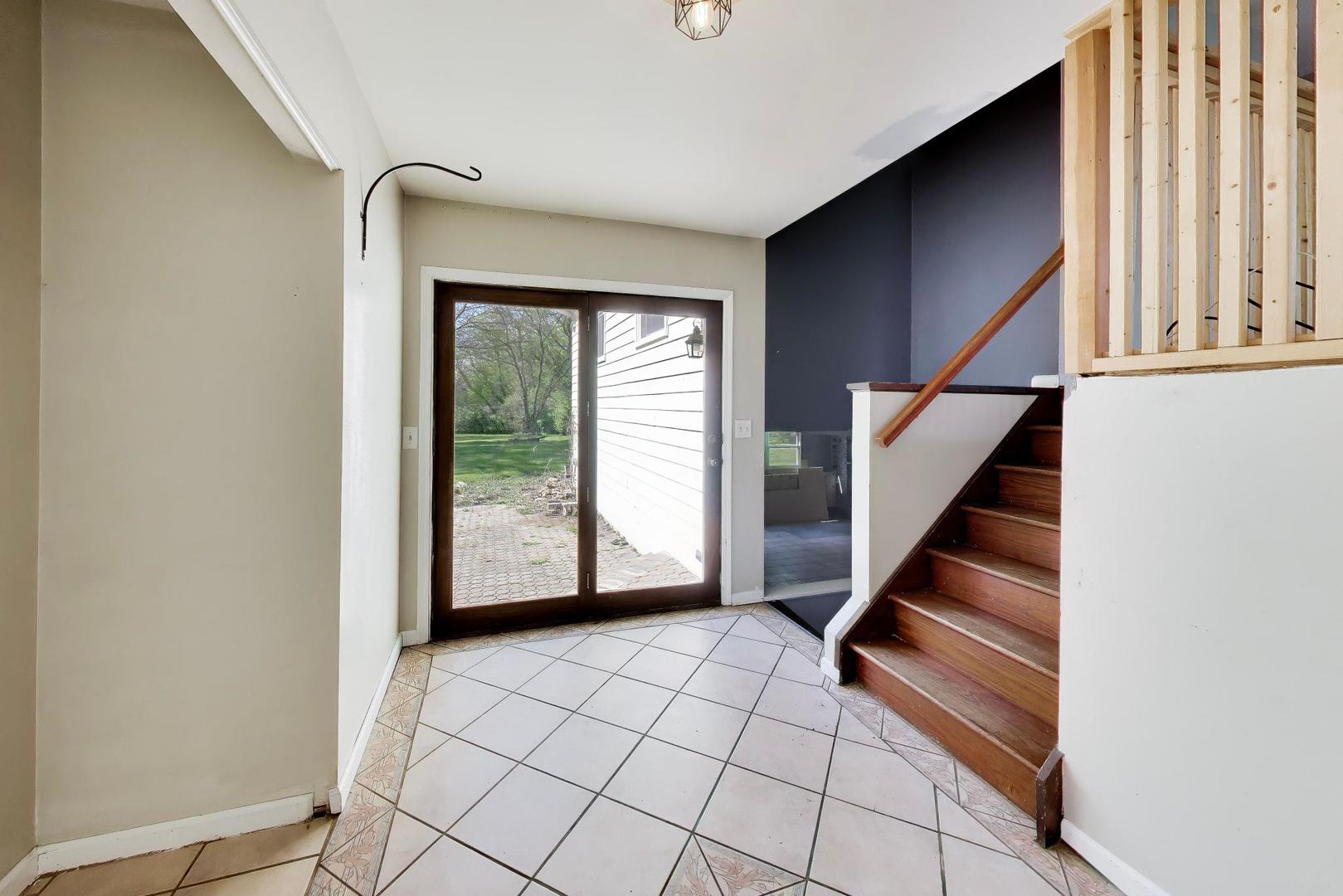 9505 Elm Lane, Crystal Lake, IL 60014