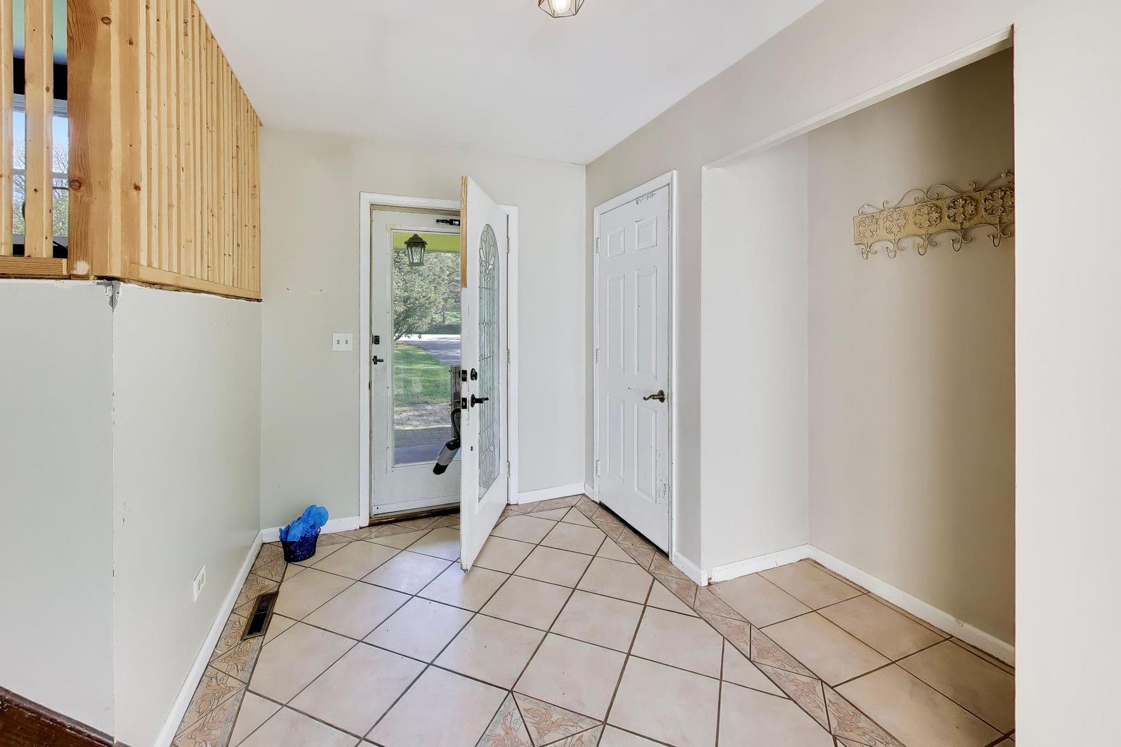 9505 Elm Lane, Crystal Lake, IL 60014