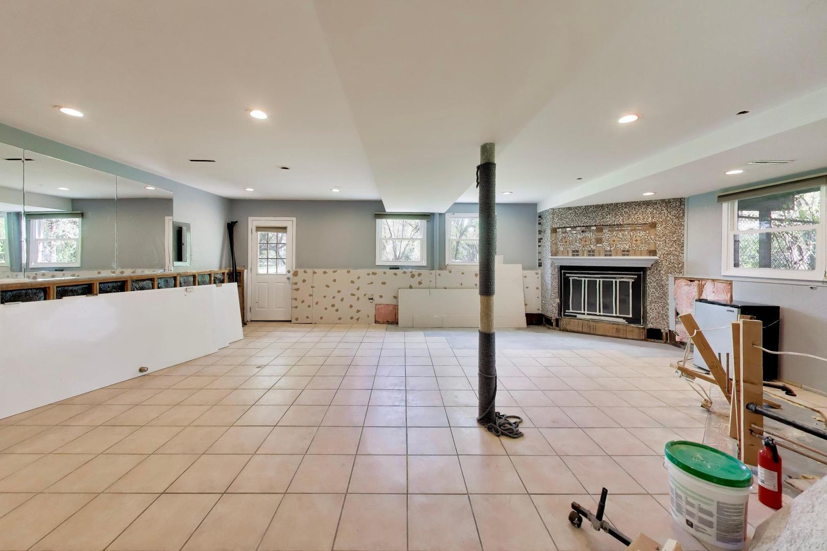 9505 Elm Lane, Crystal Lake, IL 60014