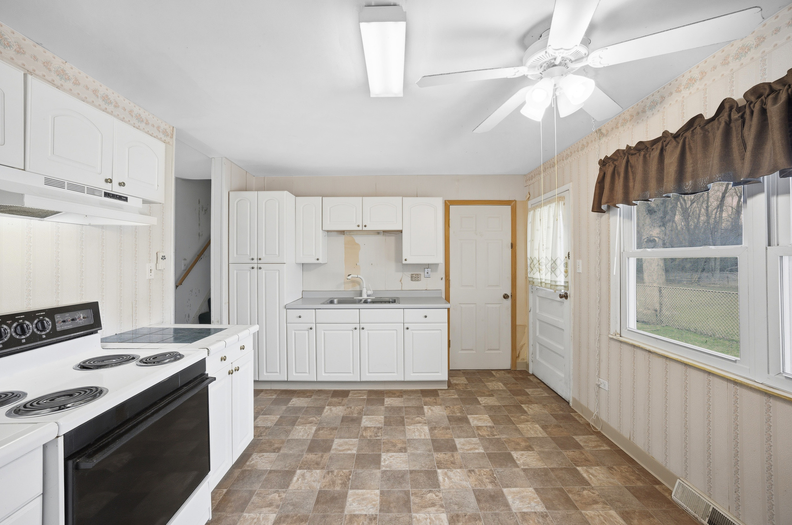 105 E Center Street, Glenwood, IL 60425