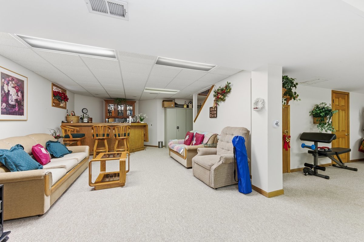 912 Stonebridge Way, Woodridge, IL 60517