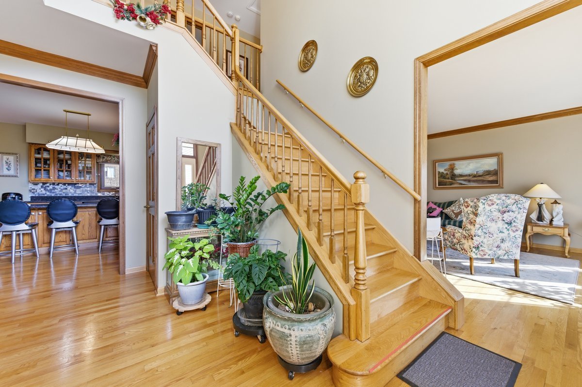 912 Stonebridge Way, Woodridge, IL 60517