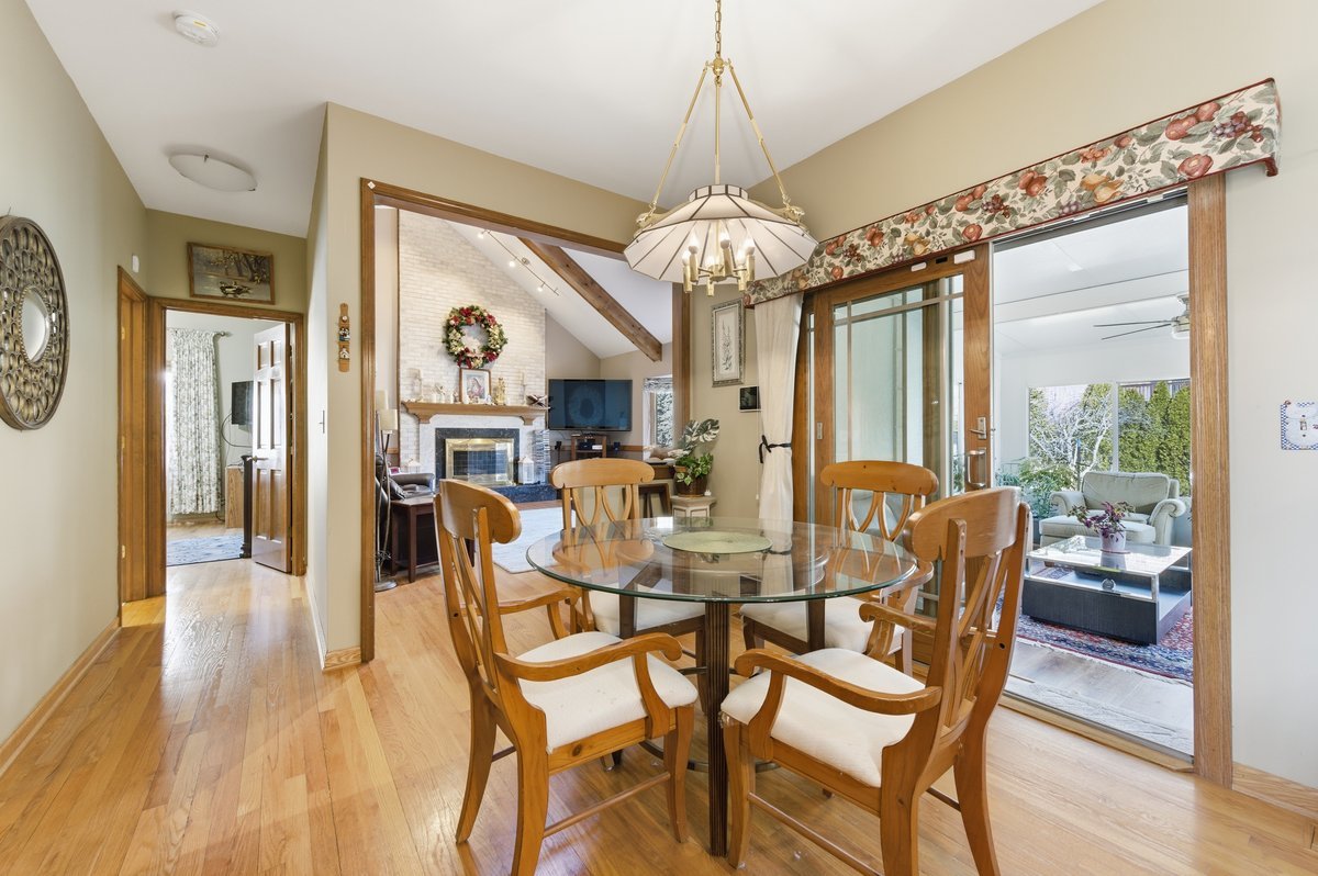 912 Stonebridge Way, Woodridge, IL 60517