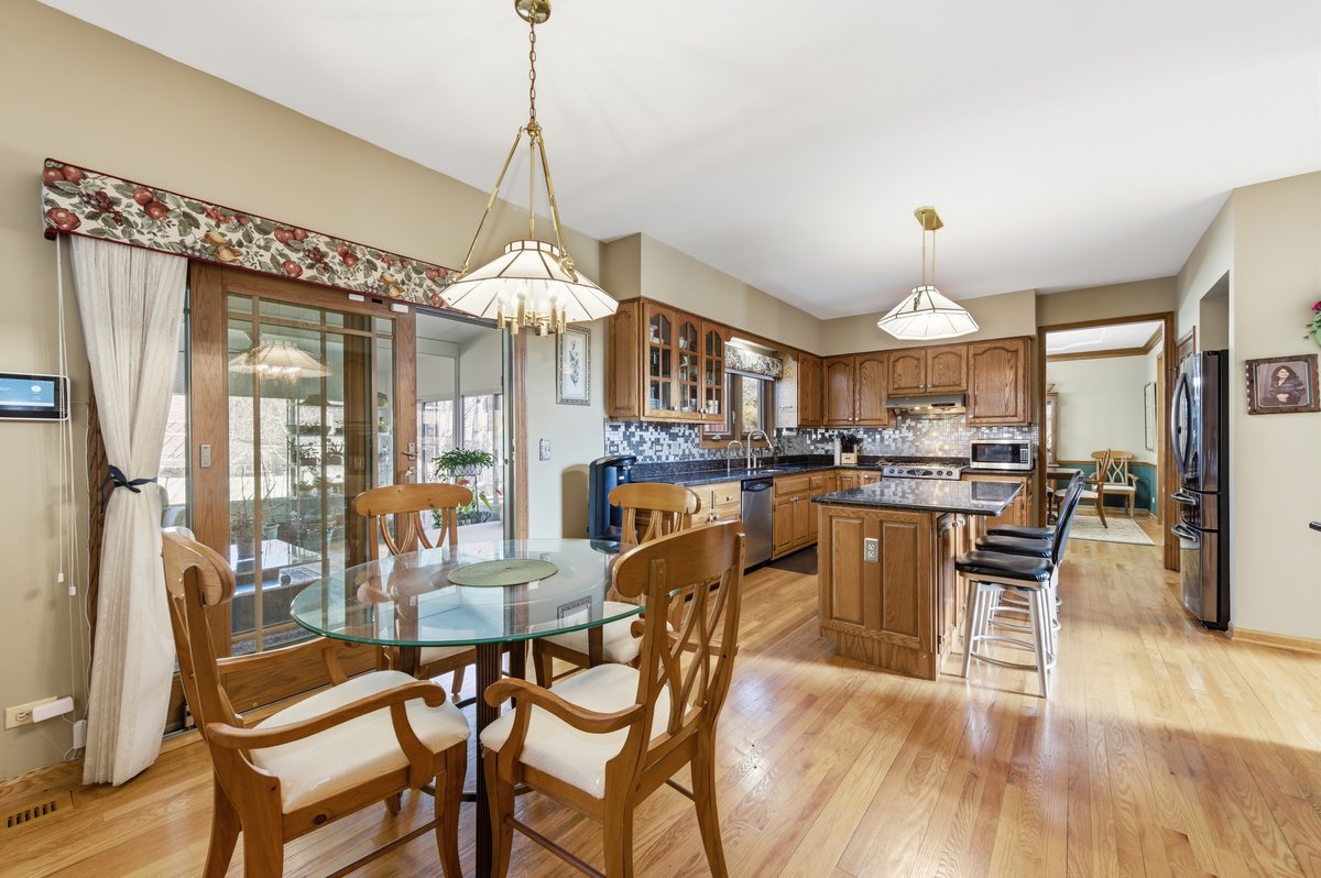 912 Stonebridge Way, Woodridge, IL 60517