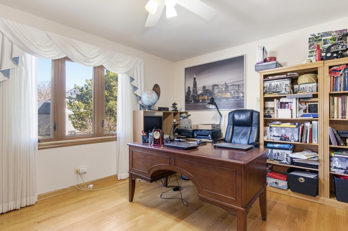 912 Stonebridge Way, Woodridge, IL 60517