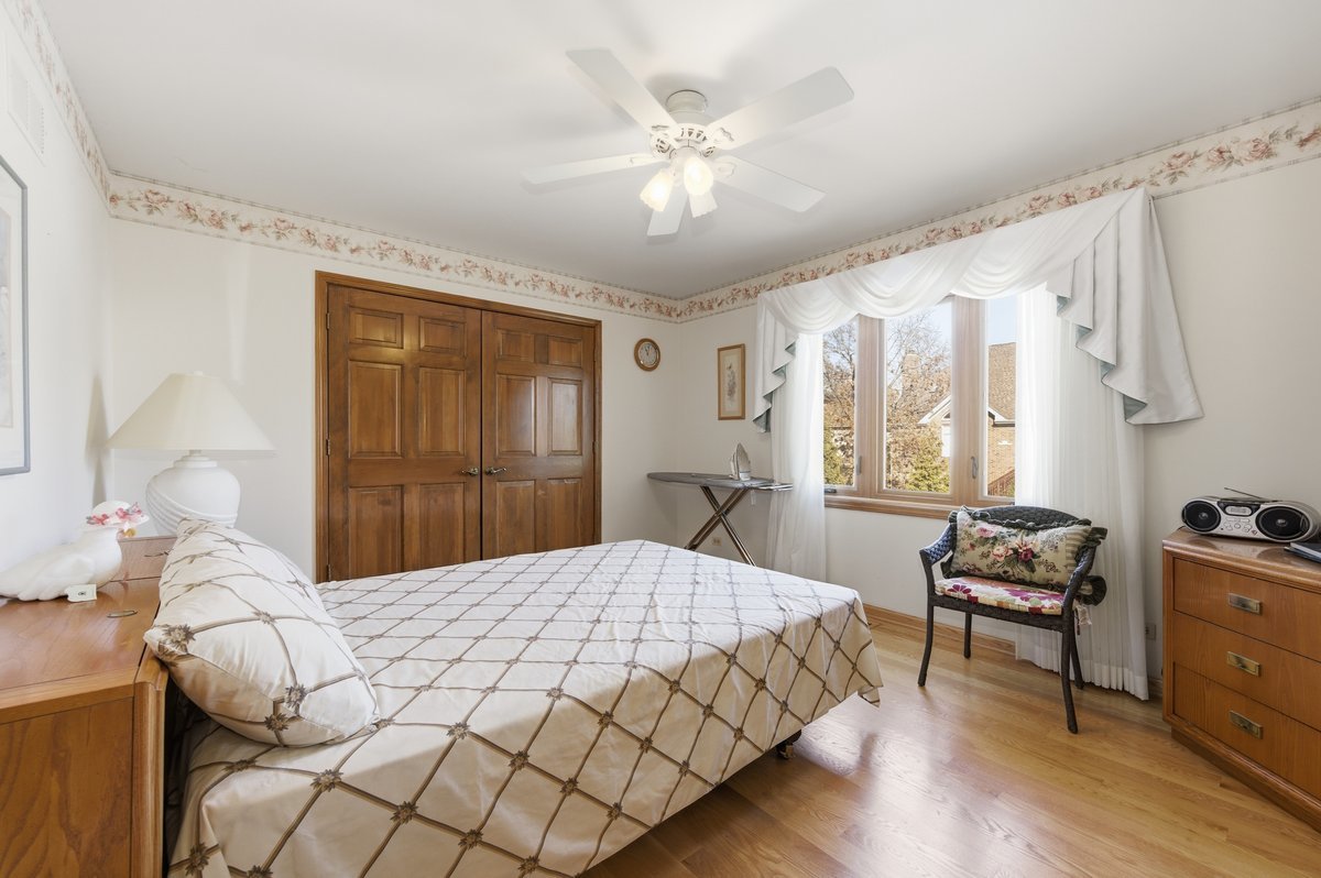 912 Stonebridge Way, Woodridge, IL 60517