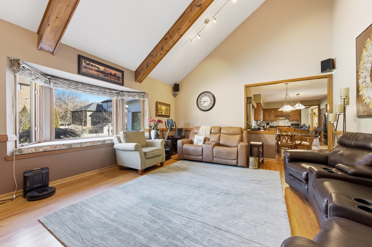 912 Stonebridge Way, Woodridge, IL 60517