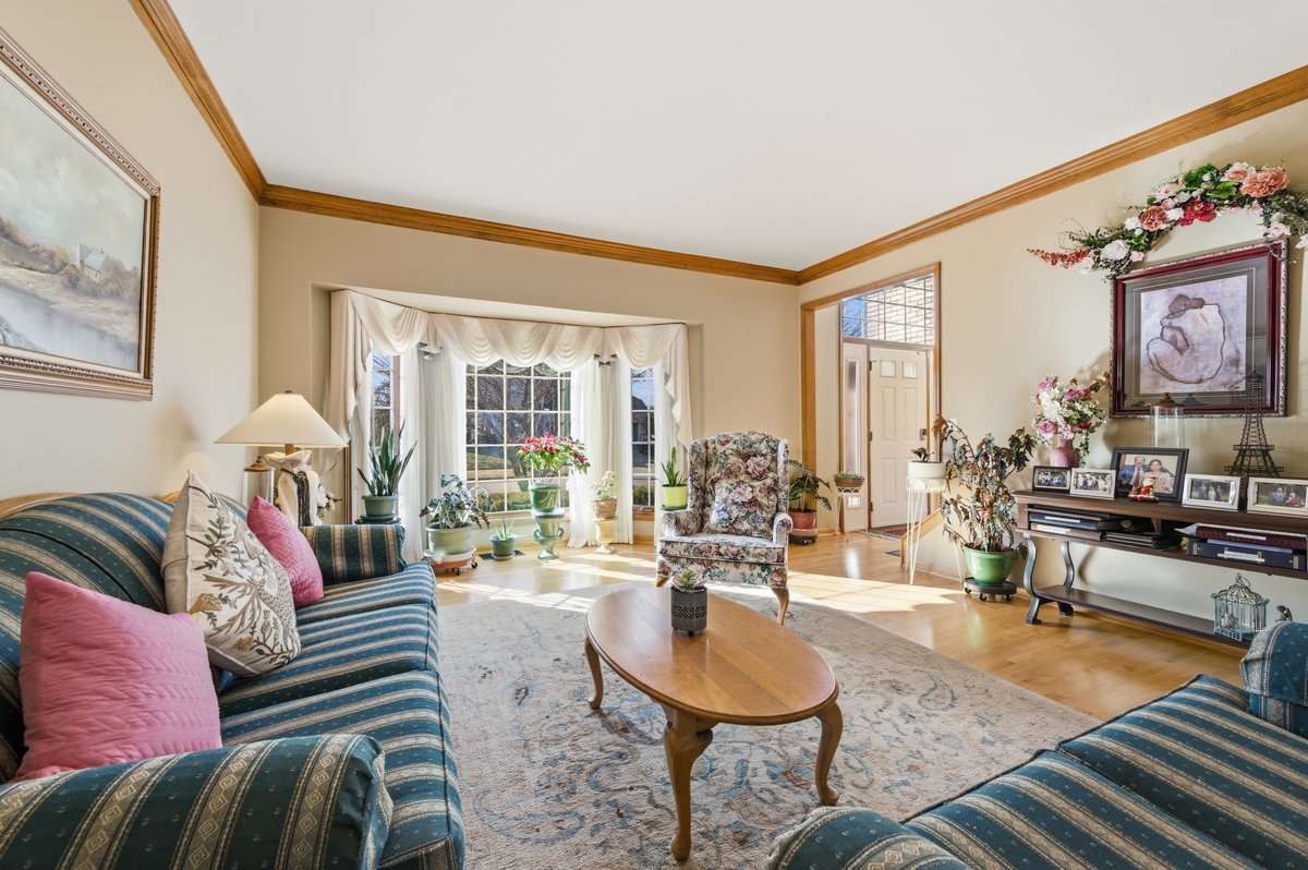 912 Stonebridge Way, Woodridge, IL 60517