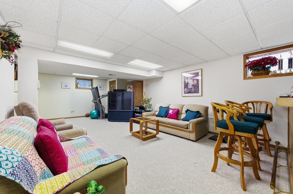 912 Stonebridge Way, Woodridge, IL 60517