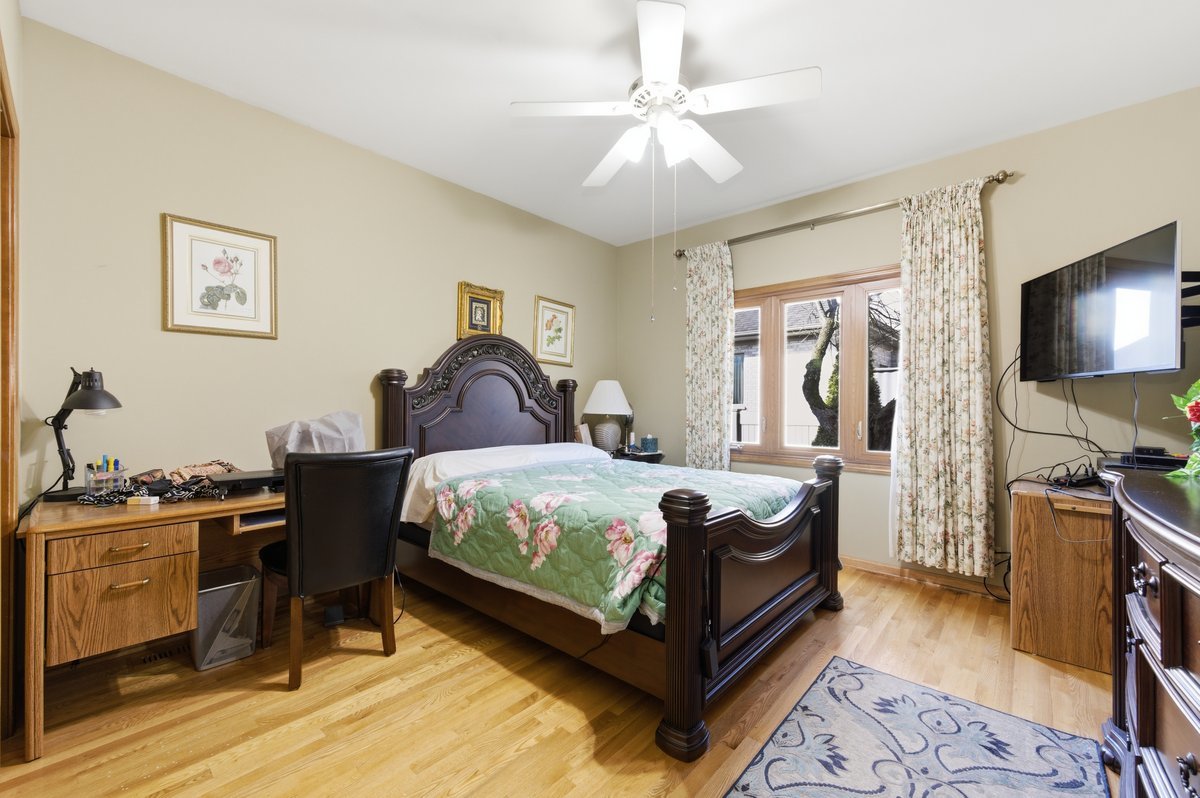 912 Stonebridge Way, Woodridge, IL 60517