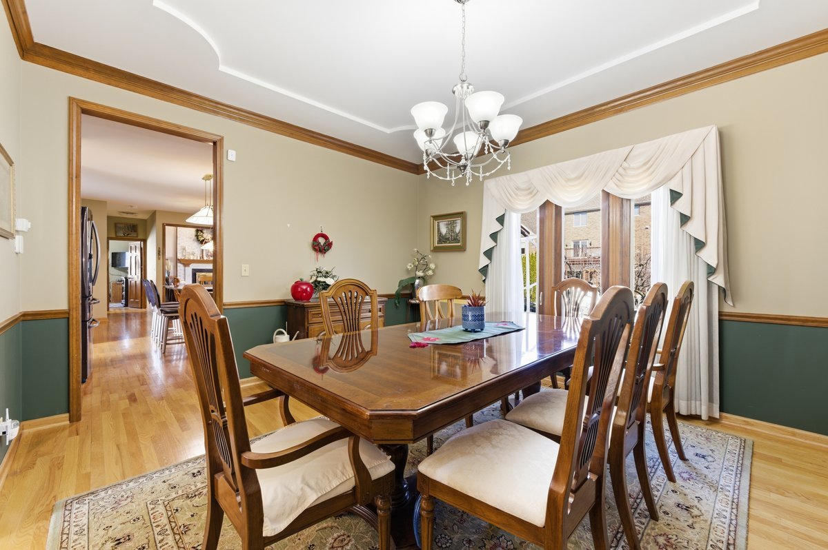 912 Stonebridge Way, Woodridge, IL 60517