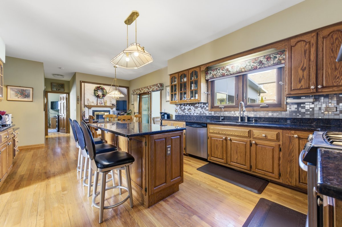 912 Stonebridge Way, Woodridge, IL 60517