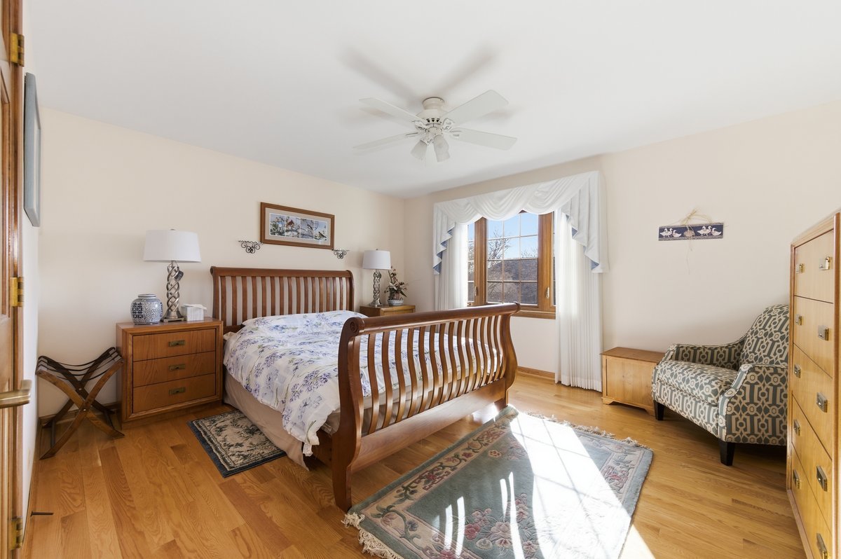 912 Stonebridge Way, Woodridge, IL 60517