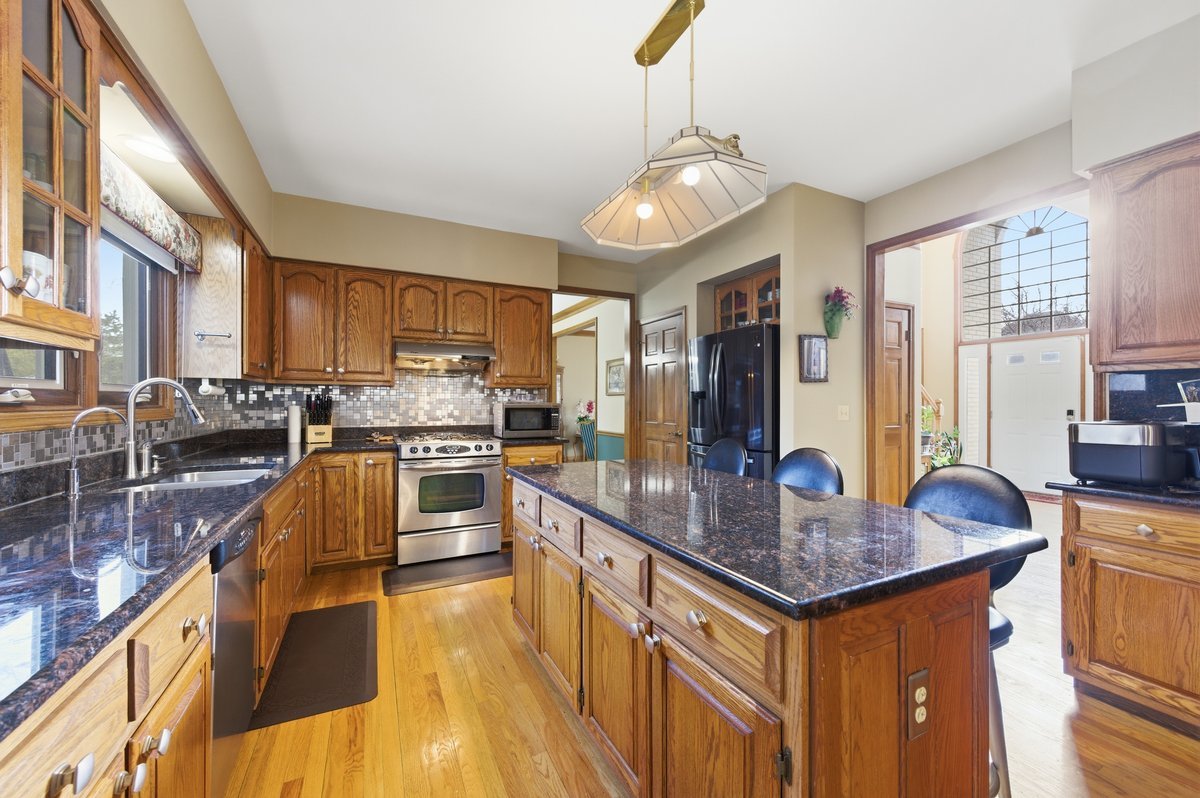 912 Stonebridge Way, Woodridge, IL 60517