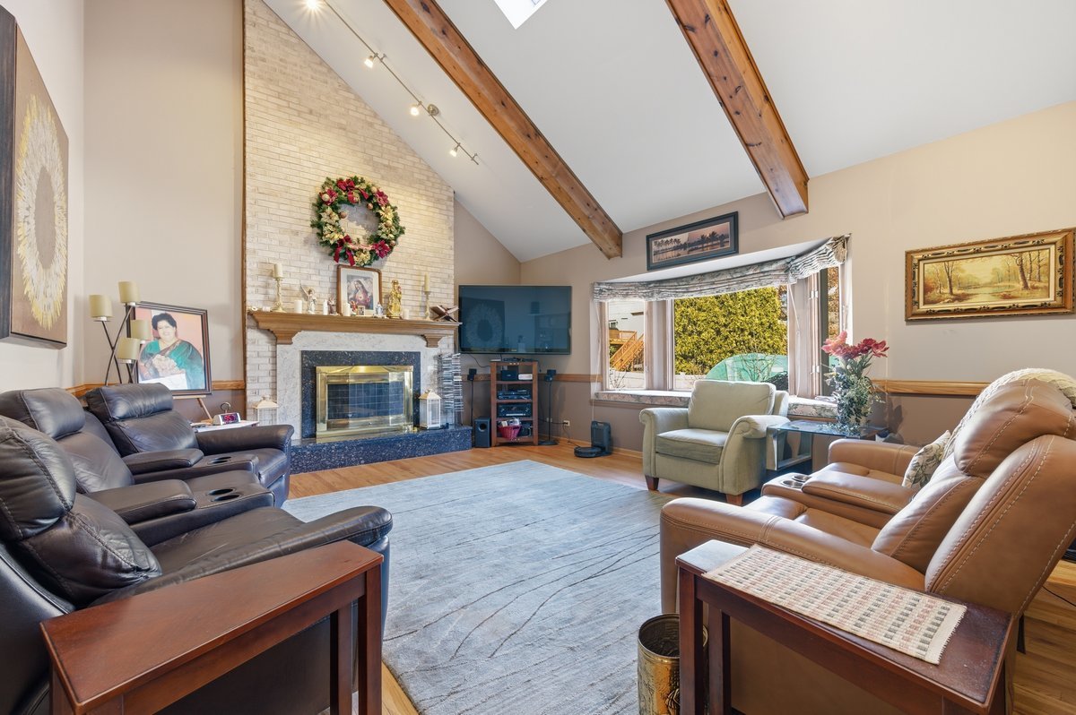 912 Stonebridge Way, Woodridge, IL 60517