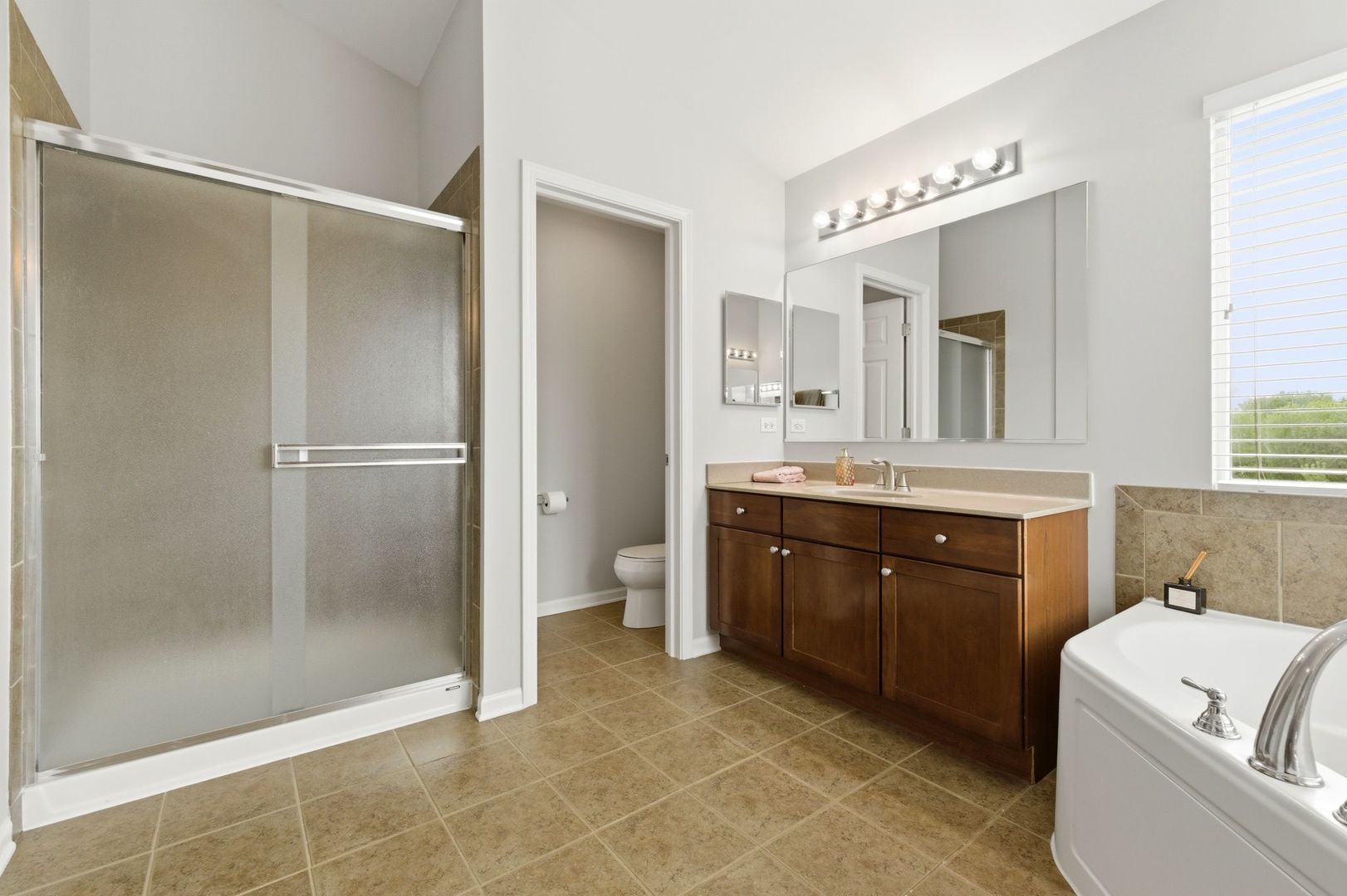 2915 Kelly Drive, Elgin, IL 60124