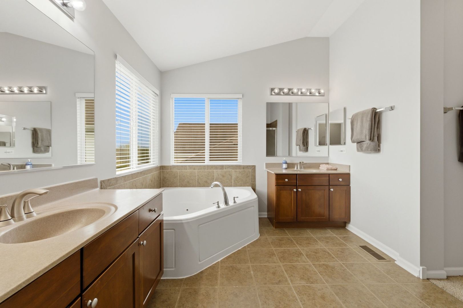 2915 Kelly Drive, Elgin, IL 60124