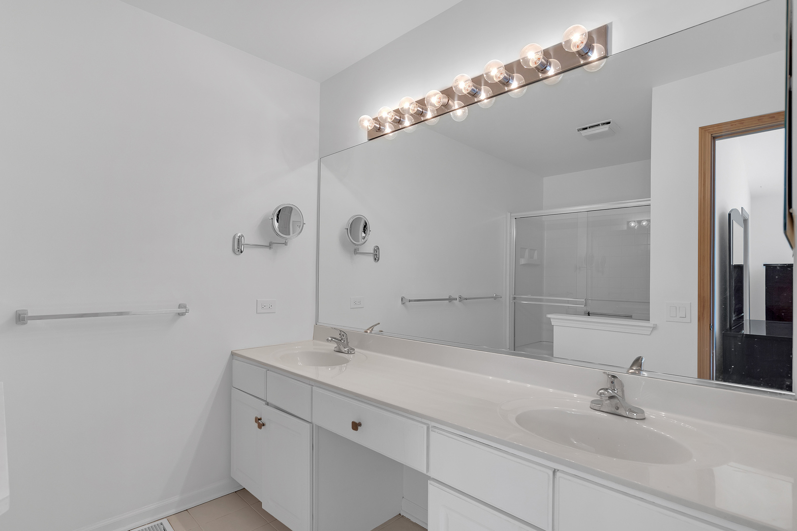 377 Locksley Drive, Streamwood, IL 60107