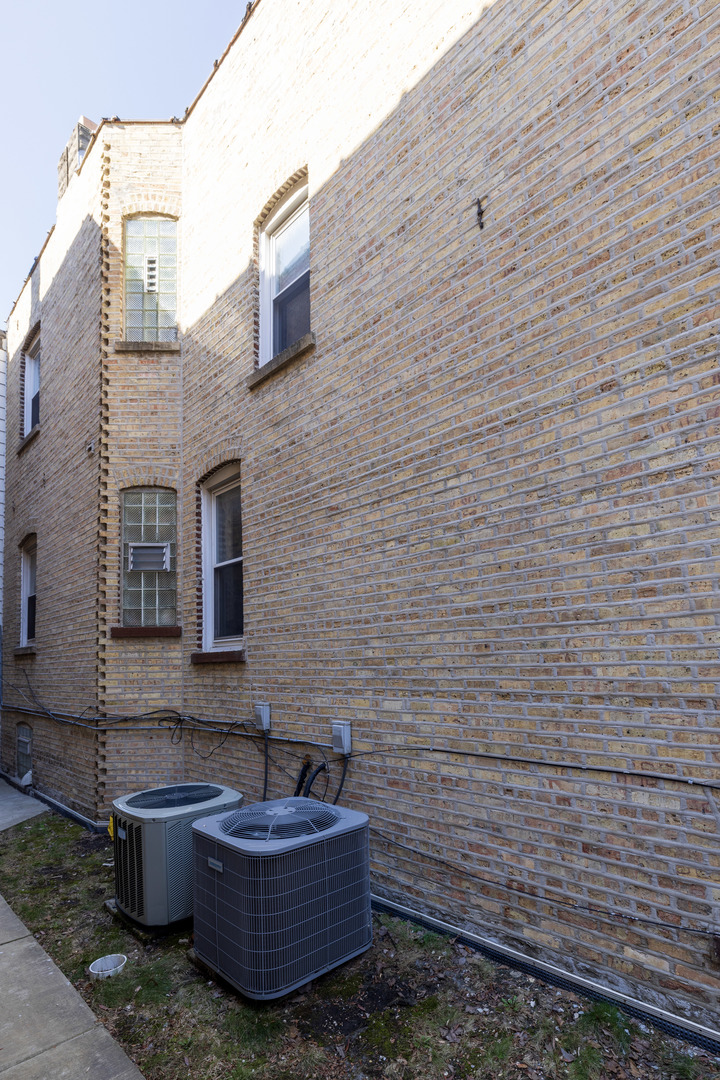 2648 N Francisco Avenue, Chicago, IL 60647