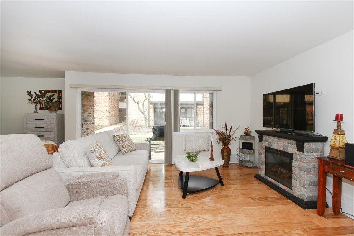 1813 Hemlock Place #109, Schaumburg, IL 60173