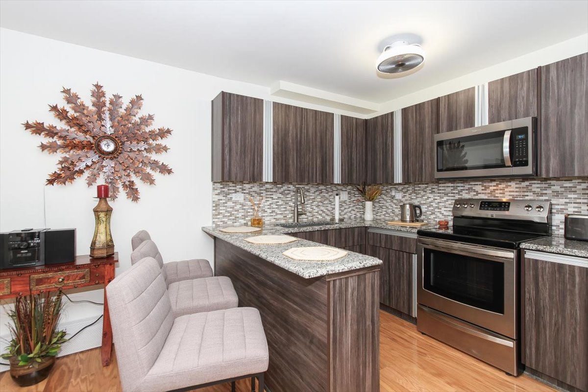 1813 Hemlock Place #109, Schaumburg, IL 60173