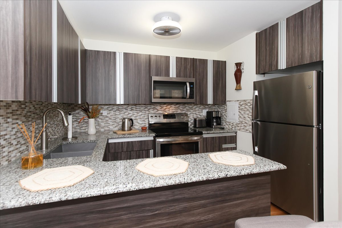 1813 Hemlock Place #109, Schaumburg, IL 60173