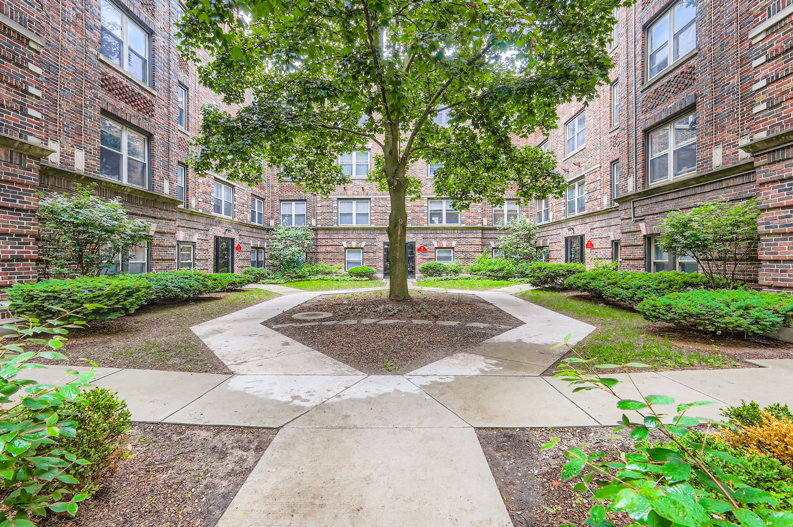 28 S 6th Avenue #1D, La Grange, IL 60525