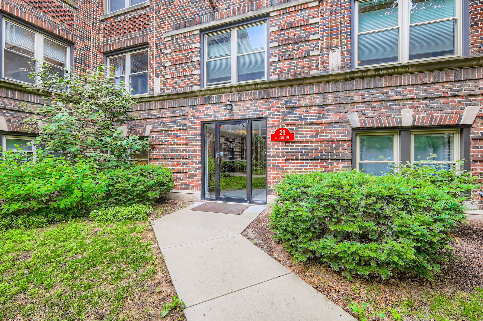 28 S 6th Avenue #1D, La Grange, IL 60525