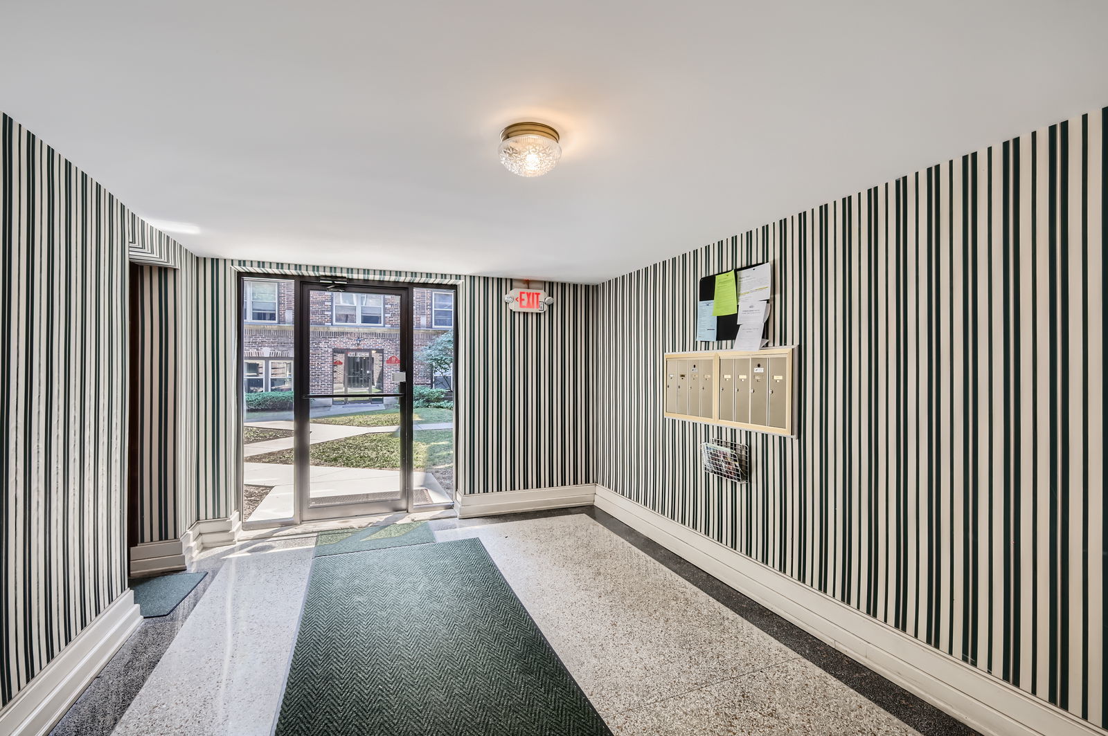 28 S 6th Avenue #1D, La Grange, IL 60525