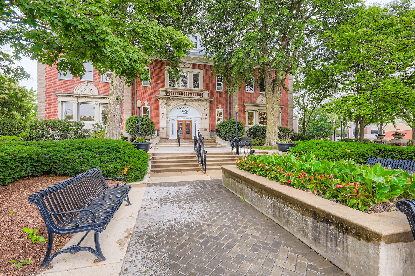 28 S 6th Avenue #1D, La Grange, IL 60525