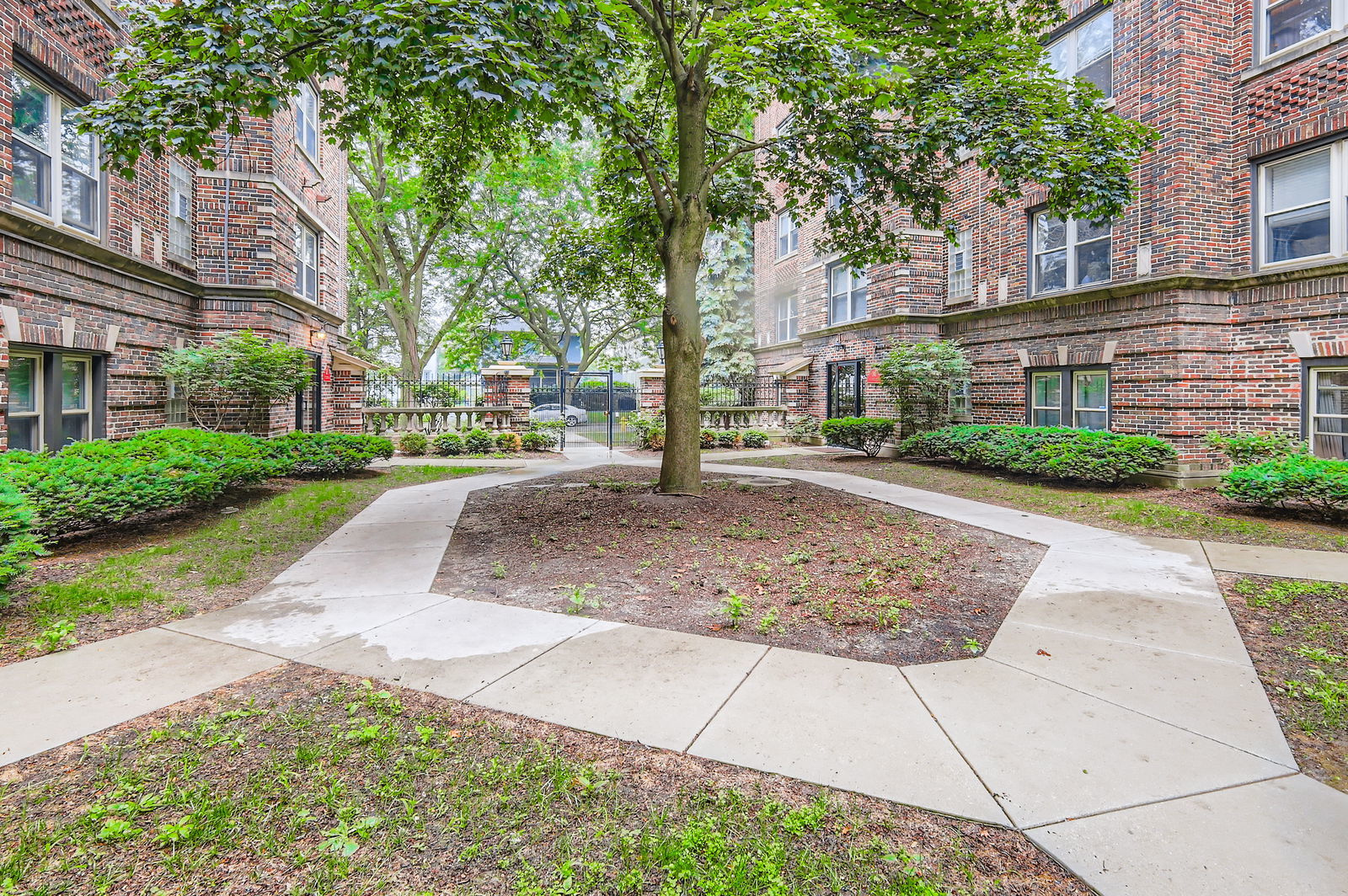 28 S 6th Avenue #1D, La Grange, IL 60525